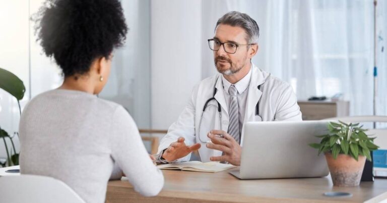 Läkare och patient diskuterar förebyggande hivbehandling på mottagning